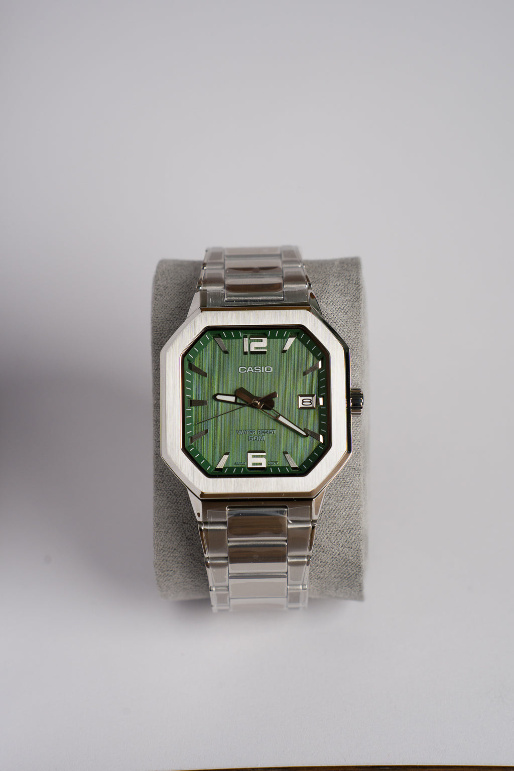 Casio MTP-B195D-3AV mit grünem Zifferblatt, Frontansicht