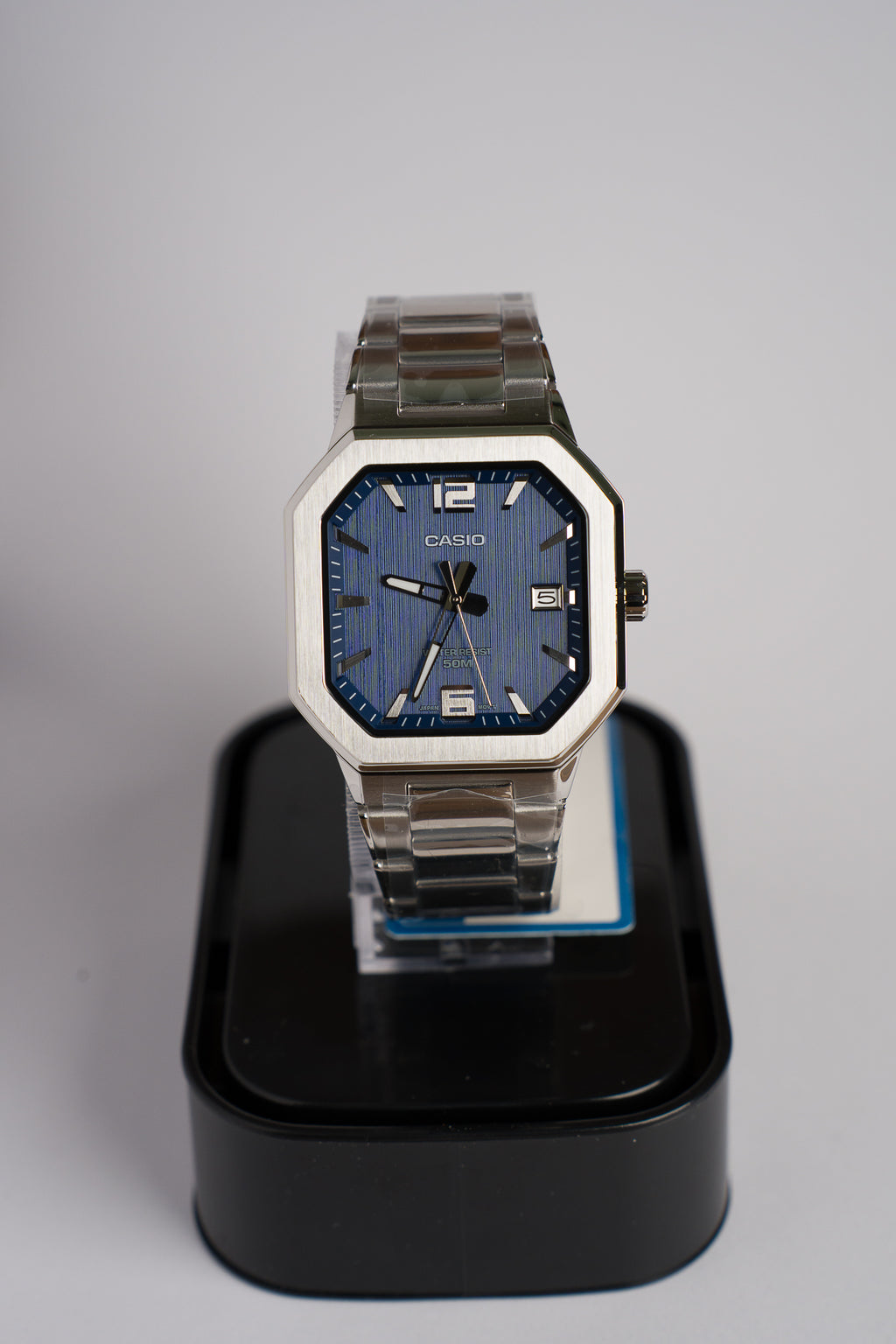 Casio MTP-B195D-2AV mit blauem Sunburst-Zifferblatt und achteckiger Lünette