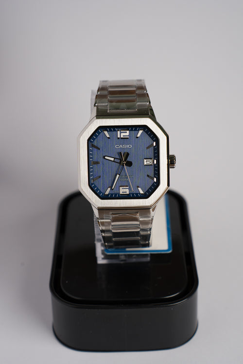 Casio MTP-B195D-2AV mit blauem Sunburst-Zifferblatt und achteckiger Lünette
